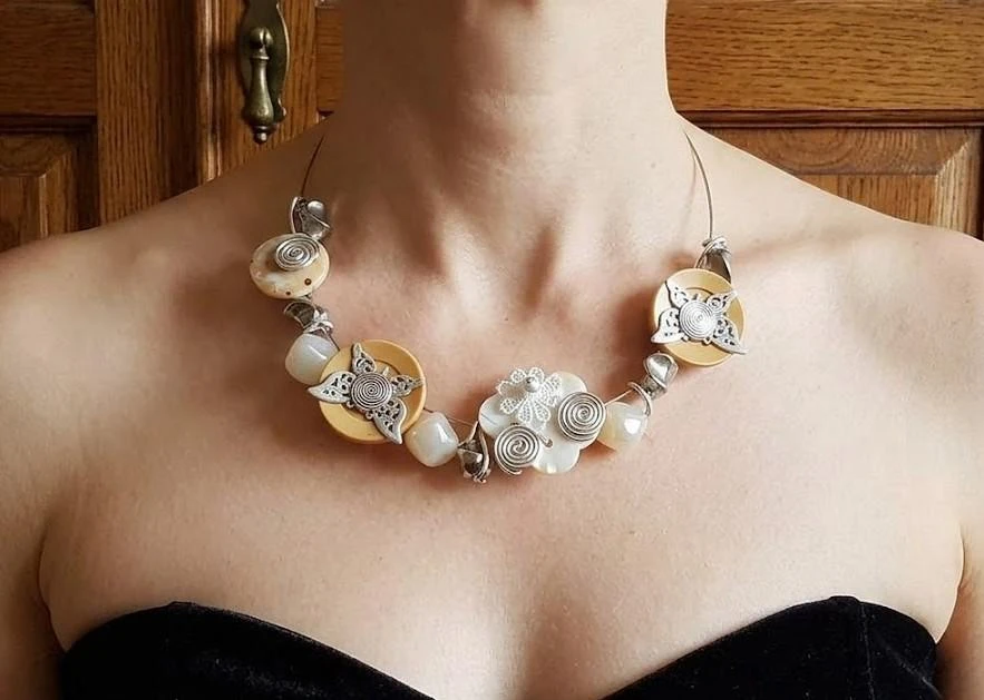 Collier argenté beige et nacré neuf